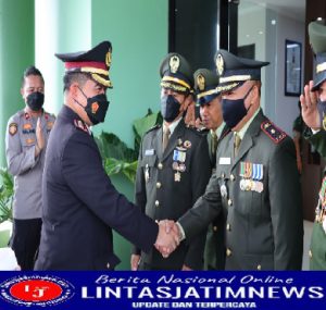 Kapolres Gresik Bawa Surprise Kue dan Tumpeng ke Kodim 0817/Gresik Peringati HUT TNI ke-77