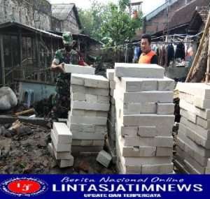 Ringankan Beban Warga, Babinsa Bantu Bangun Rumah Dengan Gotong royong