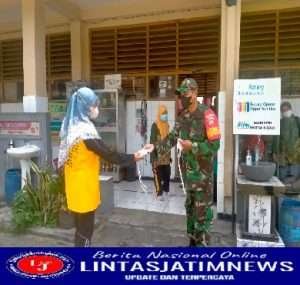 Peran Aktif  Serda Joko Dalam Pengawasan PPKM Dan Pembagian Masker di Sekola Dasar