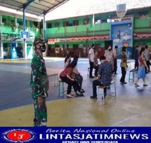 Tanpa Lelah, Babinsa Kelurahan Keprabon Berikan Himbauan Prokes di Wilayah