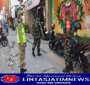 Babinsa Kemlayan Cek Prokes & Sosialisasi PPKM di Sepanjang Jln. Gathot Subroto