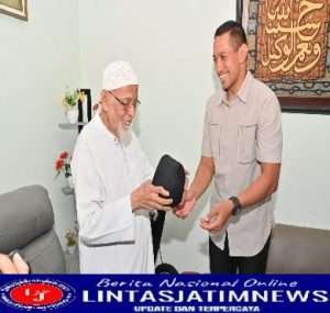 Bagikan Peci “NKRI Harga Mati” di Ponpes Al Mukmin Ngruki, Grogol, Sukoharjo