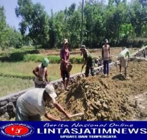 Bentuk Kepedulian Terhadap Warga Binaan,Sertu Supriyono Bantu Warga Ratakan Tanah