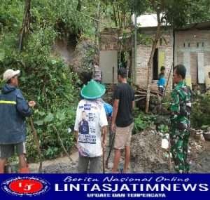 Babinsa Koramil 0801/01 Pacitan  Gotong Royong, Bantu Warga Terkena Musibah