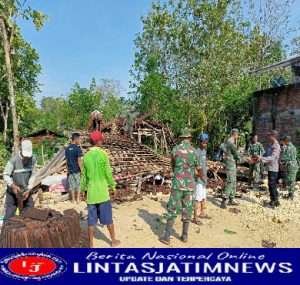 Anggota Posramil Kasreman Bersama Masyarakat Bantu Pembersihan Pasca Bencana Angin di Ponpes Ahdlatul Ulam