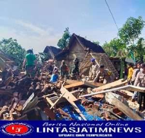 Pasca Angin Puting Beliung, Anggota Posramil Pangkur Karya Bakti Bersihkan Rumah Warganya Yang Roboh