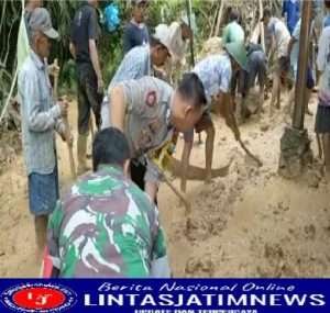 Tanggap Terhadap Bencana, Kodim 0801/Pacitan Gotong Royong Bersihkan Tanah Longsor