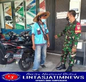 Komsos dengan Juru Parkir, Serka Sanyoto Himbau Jaga Semua Kendaraan Yang Terparkir Dengan Baik