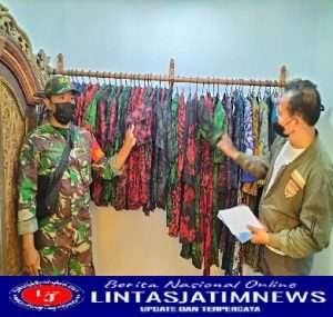 Sertu Rohmad Komsos Dengan Pengrajin Batik Tulis di Griyo Dhalem Hardjonagara