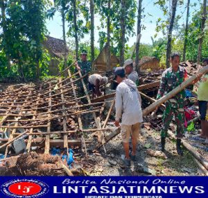 DANRAMIL 0805/14 BRINGIN bersama Anggota Melaksanakan Karya Bakti di Wilayah Terdampak Bencana