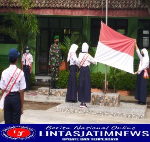 Danramil 0805/01Ngawi Menjadi Irup Upacara Bendera di SMPN 6