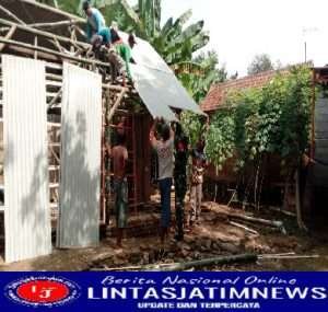 Babinsa Kodim 0802/Ponorogo Ikut Gotong Royong Renovasi Rumah Warga