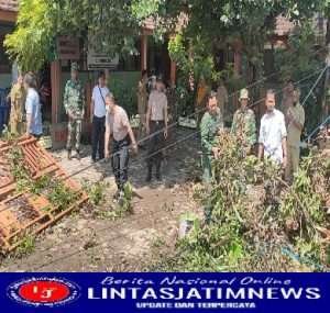 Pasca Bencana Angin Puting Beliung Babinsa Mungut bersama Warga Laksanakan Kerja Bakti