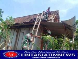 Anggota Koramil Ngawi Kota Bantu Warga Perbaiki Atap Rumah yang Rusak Akibat Diterpa Angin