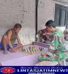 Sambangi Warga Babinsa Joyotakan Selipkan Pesan Jaga Kerukunan dan Kebersihan