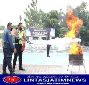 Satlantas Polres Gresik Latihan Memadamkan Api dan Evakuasi Pohon Tumbang