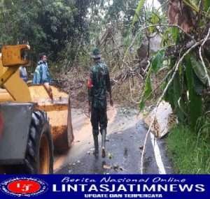 Upaya Tanggap Bencana Alam, Babinsa Koramil 0801/01 Pacitan Bersihkan Material Longsor