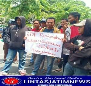 Aliansi Buruh Tani Menggugat Bersama N.G.O Pamekasan di Depan Kantor Bea Cukai Pamekasan