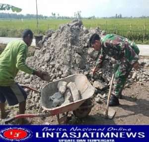 Babinsa Berikan Semangat Kepada Warga Saat Pembereman Jalan