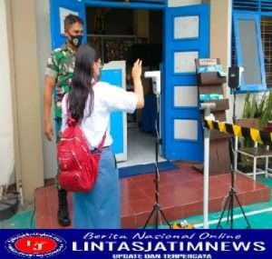 Tekan Angka Covid-19 Bati Bakti TNI  Cek Prokes di SMA 1  Kristen Surakarta