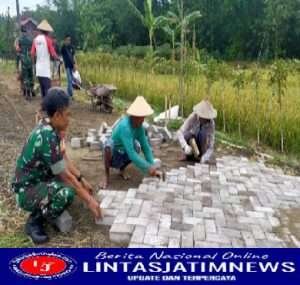 Babinsa Koramil Mantingan Bantu Masyarakat Kerja Bakti Pavingisasi Jalan Desa