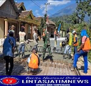 Sertu Sumardi Bantu Warga Perbaiki Jalan Yang Menuju Area Persawahan