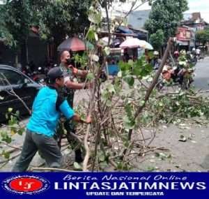 Anggota Kodim 0802/Ponorogo Angkat Pohon Tumbang Menghalangi Jalan