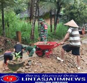 Pasca Banjir Dan Tanah Longsor, Babinsa Koramil 0801/07 Ngadirojo Bersama Warga Gotong Royong