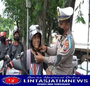 Tekan Laka Lantas, Satlantas Polres Gresik Bagikan Helm SNI
