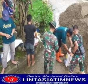 Cegah Bahaya Banjir, Babinsa Koramil 0801/Pacitan Bersama Warga Perbaiki Tanggul