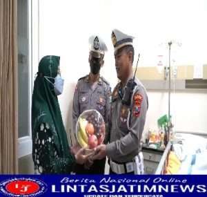 Bantu Ringankan Beban Korban Lakalantas, Satlantas Polres Gresik Berikan Paket Sembako