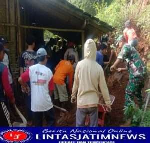 Atasi Kesulitan Warga, Babinsa 0801/06 Bandar Gotong Royong Bersihkan Tanah Longsor