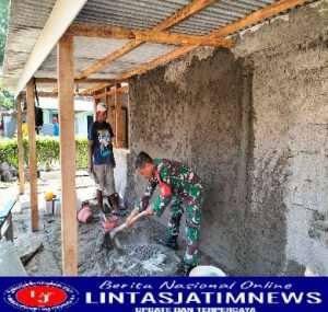 Untuk Lebih Dekat Dengan Masyarakat, Serda Nanang Bantu Warga  Perbaiki Rumah