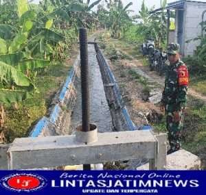 Babinsa Koramil 0805/05 Karangjati Bersama Warga Mengecek  Air Irigasi