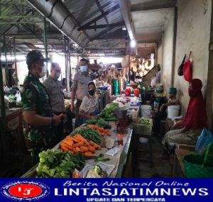 Walau covid level 1 babinsa tetap Cek Prokes di Pasar Harjodaksino