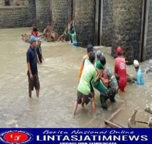 Upaya Cegah Banjir, Babinsa Koramil 0801/01 Pacitan Bersama Warga Bersihkan Sungai