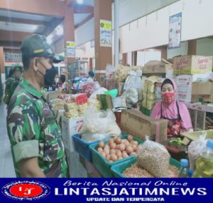 Pasar Tradisional Gading Menjadi Sasaran Penerapan Prokes Oleh Babinsa Kelurahan Pasar Kliwon