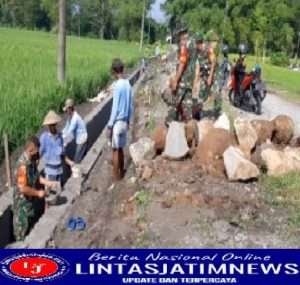 Bersama Warga Binaannya, Sertu Suprapto Gotong – Royong Bangun Talud