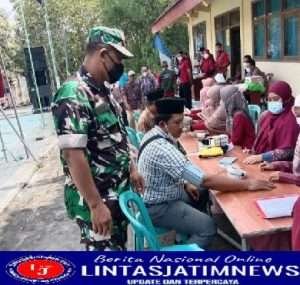 Koramil 0812/13 Sugio Lakukan Pendampingan Dalam Kegiatan Pengobatan Massal