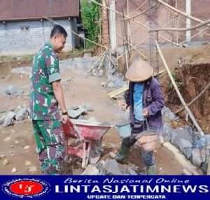 Manunggal Dengan Rakyat, Babinsa Bantu Bangun Rumah