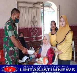 Peduli Kesehatan Balita, Babinsa Dampingi Bidan Desa Berikan Layanan Posyandu