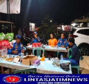 Terdampar Banjir Para Relawan & Tim Bagikan1000 Nasbung di Pakis Rowo