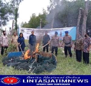 Satpolairud Polres Gresik Musnahkan Jaring Trawl