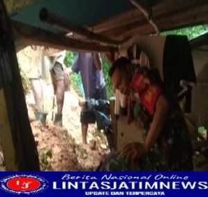 Gerak Cepat, Babinsa Koramil 0801/01 Pacitan Bersama Warga Bersihkan Tanah Longsor