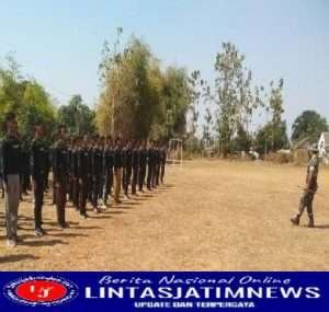 Babinsa Koramil 0812/23 Solokuro Latih Banser Dalam PBB