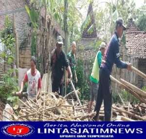 Rumah Warga Roboh, Babinsa Kodim 0802/Ponorogo Bantu Evakuasi Korban