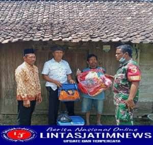 Babinsa  Koramil 0805/04 Padas Dampingi Perangkat Desa Salurkan Bantuan Korban Puting Beliung