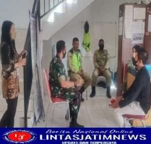 Jalin Keakraban Dan Berikan Himbauan Prokes, Babinsa Mojo Komsos Dengan Linmas