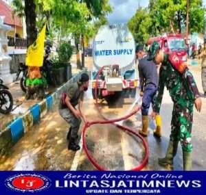 Pasca Banjir, Babinsa Koramil 0801/01 Pacitan Bersama Dinas Terkait Bersihkan Lumpur