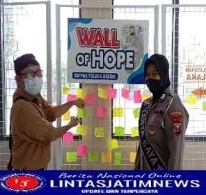 Warga Gresik Tempeli Kantor Satpas Polres Gresik dengan Kertas